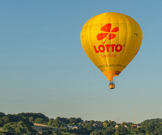 Saartoto Heißluftballon bei der Fahrt über Saarbrücken