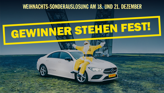 Nikolaus in gelbem Anzug vor Mercedes Benz, Gewinner stehen fest
