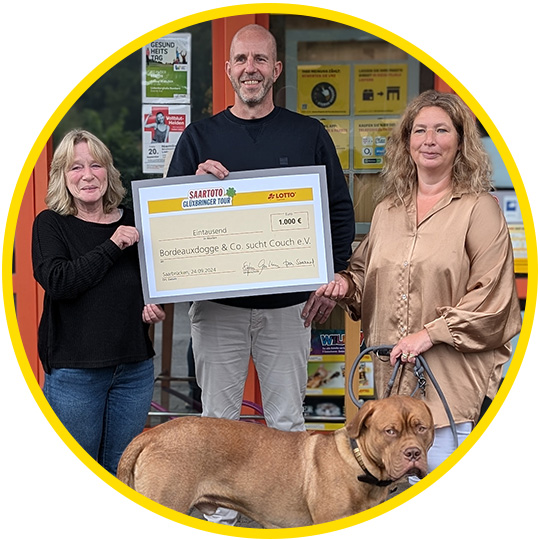 Nicole Alles übergibt 1000 € Scheck an Bordeauxdooge & Co. sucht Couch e.V.