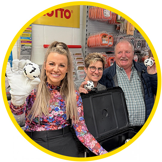 Lottofee Miriam bei Forst- und Gartenger&auml;te Wilhelm